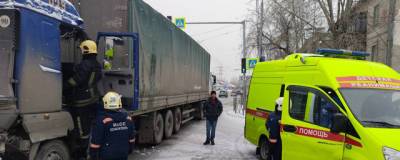 На Владимировской в Новосибирске за рулём фуры умер водитель и попал в аварию