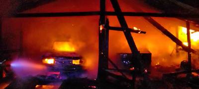 Гараж вместе с машиной сгорел в Олонецком районе Карелии (ФОТО)