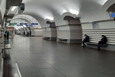 Жители центра Петербурга не ездят во время локдауна в метро: этим занимаются жители окраин