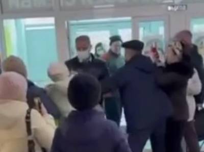 Борьба с ковидом в Бурятии: посетители сбили охрану в ТЦ и проникли без масок