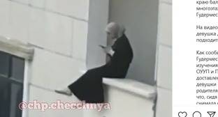 Силовики отчитали девушек из Гудермеса за видео на балконе многоэтажки