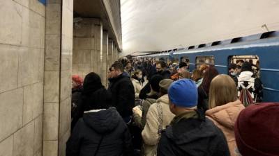Начало нерабочих дней в Петербурге ознаменовалось давкой в вагонах метро