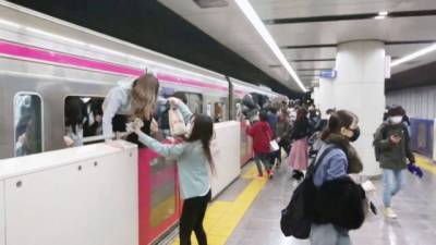 В метро Токио мужчина порезал ножом пассажиров, разлил кислоту и устроил пожар: люди спасались бегством