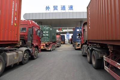 На границе с Китаем образовалась рекордная пробка из фур