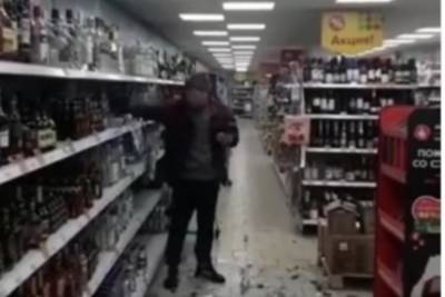 В Твери странный мужчина скидывал с полок магазина алкоголь