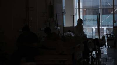 Песков заявил о чрезвычайной нагрузке на врачей в «красных зонах»