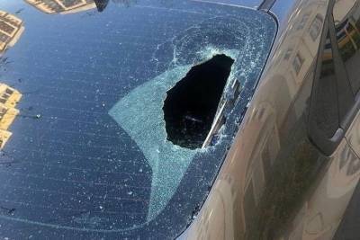 Выброшенная из воронежского окна бутылка протаранила лобовое стекло автомобиля