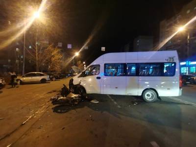 В Челябинске бесправник на мотоцикле врезался в маршрутку