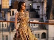 Чистое золото: Анджелина Джоли снялась в потрясающе красивой фотосессии в винтажном платье Valentino