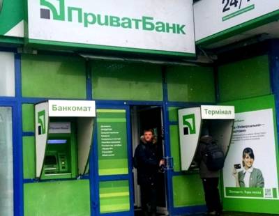 У клиентов ПриватБанка начали пропадать тысячи гривен со счетов: в банке нашли виновных