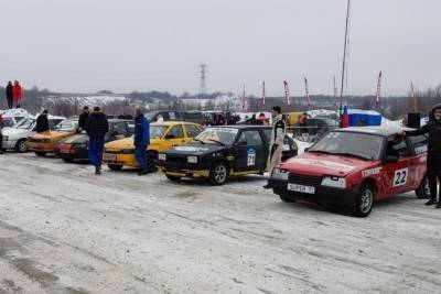 Соревнования автогонщиков прошли на Комсомольской горке в Коле