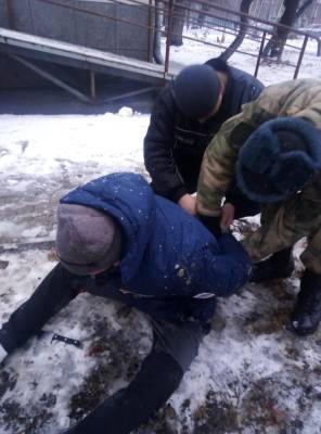 В Новосибирске пресекли вооруженное нападение на продавца пивного магазина