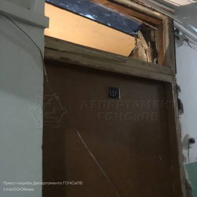В Москве МЧС спасают из завалов в квартире барахольщика