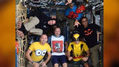 Хэллоуин в космосе: Самые необычные костюмы астронавтов