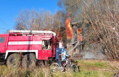 Заброшенный дом сгорел в Конаково Тверской области