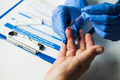 Минздрав признает серологический анализ у переболевших эквивалентным «бустерной» вакцине