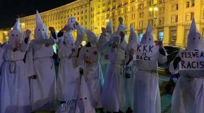 По центру Киева прошли расисты в костюмах ку-клукс-клана