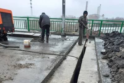 На мосту через реку Кострому подрядчик ремонтирует деформационные швы
