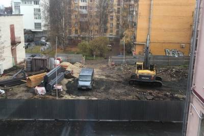 Петрозаводчане жалуются на вибрацию от строительства гостиницы вместо магазина Лакомка