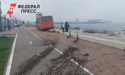 В Нижнем Новгороде автобус вылетел на пешеходную набережную