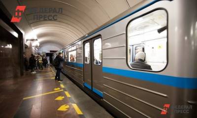 Екатеринбурженка упала под поезд метро