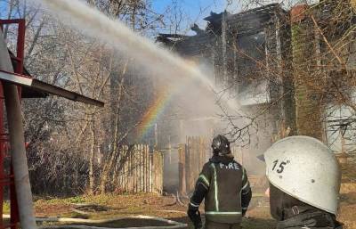 На пожаре в заброшенном доме в Тверской области погибли три человека