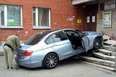 Фото: водитель «BMW» перепутал передачи и «вспахал» бетонное крыльцо магазина в Сестрорецке