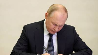 Путин назвал очень сложной ситуацию с COVID-19 в России