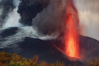 Разбушевавшийся вулкан Ла-Пальма предложили разбомбить