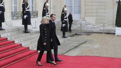 Читатели Daily Mail не сошлись во мнениях о наряде жены лидера Франции Макрон на саммите G20