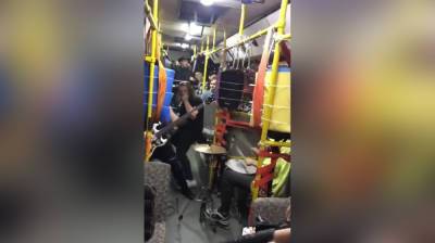 Вечеринку с музыкантами в воронежском автобусе назвали съёмкой клипа