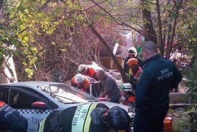 Автомобиль такси упал с дороги во двор частного дома в Сочи