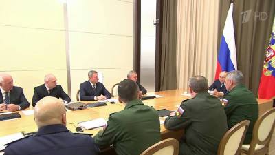 Владимир Путин провел большое совещание с руководством Минобороны и представителями ОПК
