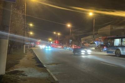Из-за двух брошенных автомобилей в Пролетарском районе Твери собралась огромная пробка