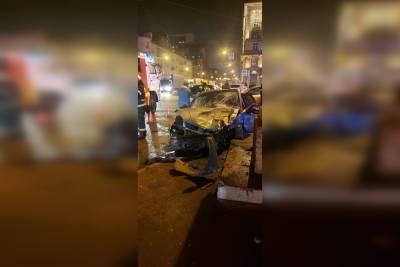 Две иномарки столкнулись лоб в лоб на улице Трефолева
