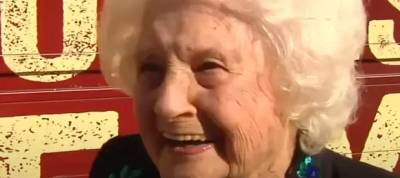 107-летняя долгожительница получила грузовик пива в День рождения