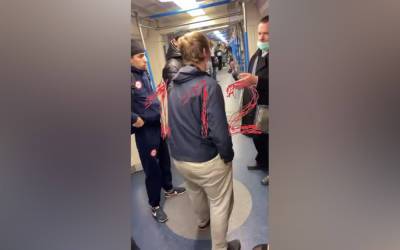 Очередной конфликт с пассажирами, которые приставали к девушке в метро Москвы, попал на видео