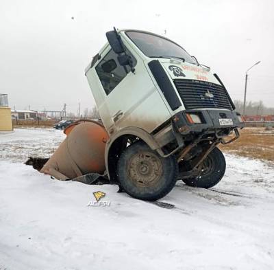 Ассенизатор провалился под землю в Новосибирской области