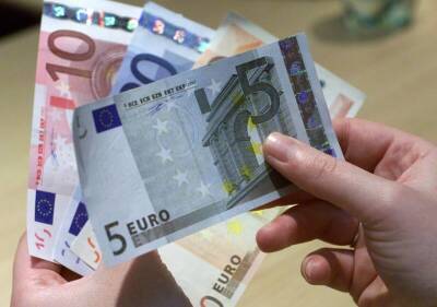 Средний курс евро со сроком расчетов "завтра" по итогам торгов составил 82,3266 руб.