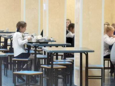 «Известия»: По программе бесплатного питания школьников кормят кашами на воде