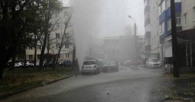 Фонтан высотой с пятиэтажный дом затопил улицу на Сахалине