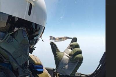 Военный летчик Ирана «поймал пальцами» истребитель на фото
