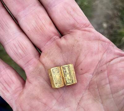 Средневековая миниатюрная золотая Библия найдена у замка Ричарда III