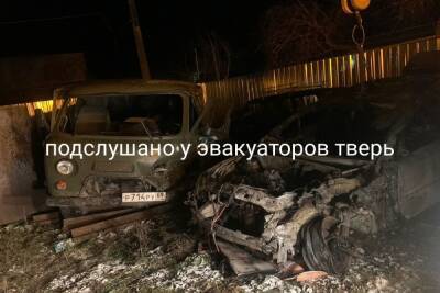 Появились новые фотографии и видео с места аварии в Тверской области, где сгорел водитель