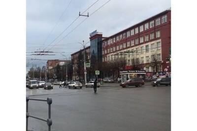 Пешеход в Ижевске начал регулировать движение транспорта, когда сломался светофор