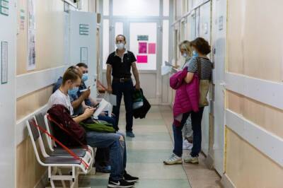 В Новосибирске родители пожаловались на длинную очередь в детской поликлинике