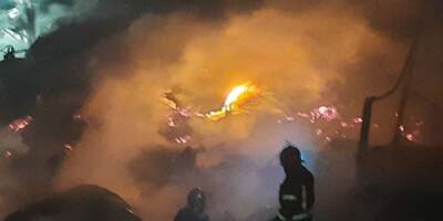 Сильный пожар полыхает в Одессе, на место съехались спасатели и "скорые": "Горит конкретно"
