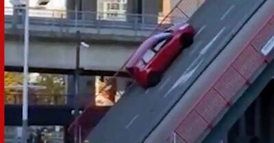 Автомобиль упал с разводного моста: видео