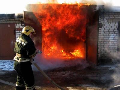 8 пожарных тушили гараж в Смоленске