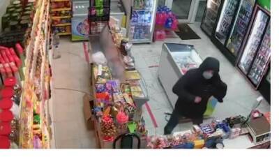 В Шушарах неизвестный грабитель с ножом напал на кассира магазина